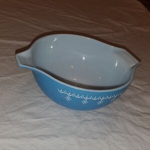 Vintage Pyrex Snowflake Garland  Cinderella bowl, blue Pyrex vintage kitchen